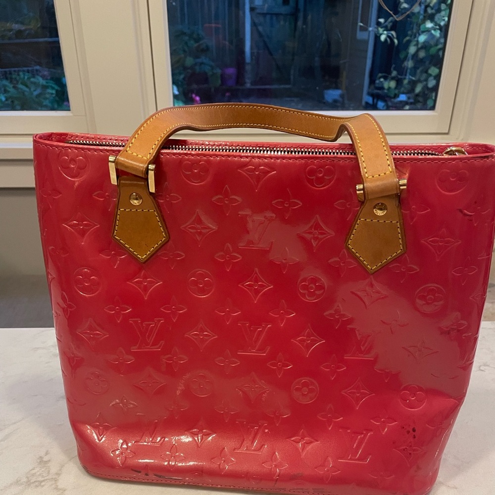 Lv pink vernis shoulder bag.